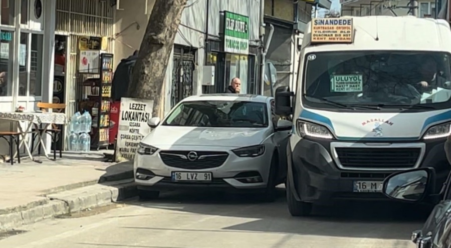 Aracı yola bırakıp gitti, metrelerce araç trafiği oluştu
