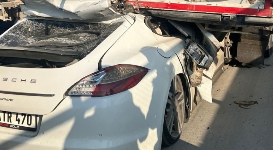 Bursa'da Tırın altına giren lüks otomobil hurdaya döndü