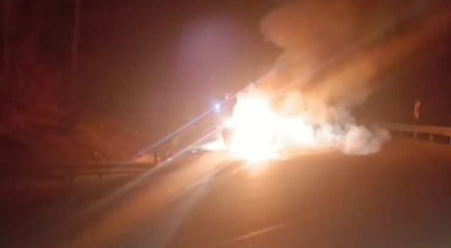 Uludağ'dan inen otomobil yolda alev aldı!