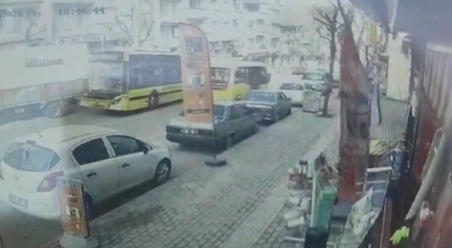 Bursa'da belediye otobüsü 4 araca çarptı