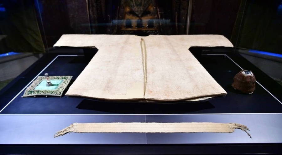 Kutsal emanetlerden Hırka-i Şerif ziyarete açıldı