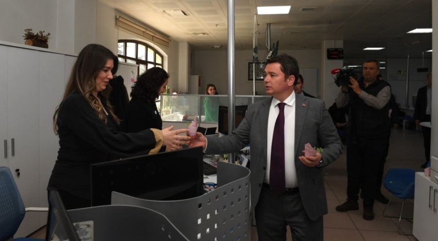 Başkan Aydın mesai arkadaşlarının Kadınlar Günü'nü kutladı