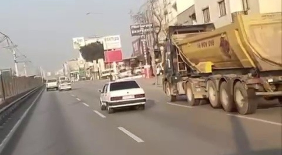 Bursa'da Trafiği hiçe sayan kamyon dakikalarca makas attı