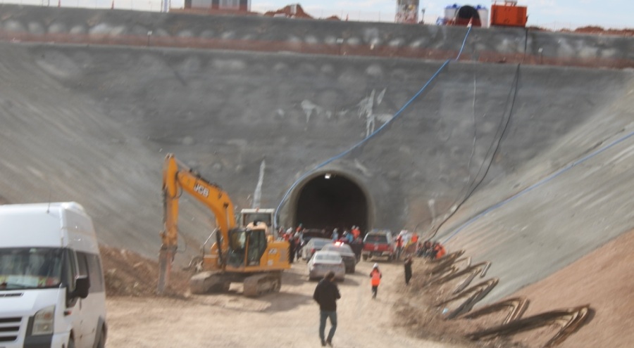 Kayseri'de hızlı tren inşaatında kaya düşmesi sonucu 1 kişi hayatını kaybetti.