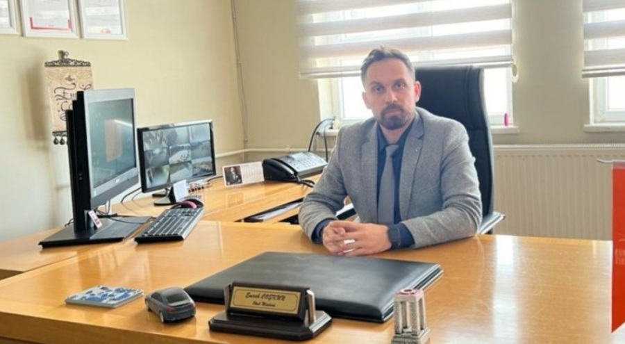 Okul zilinden rahatsız oldu, müdürün boğazını kesti