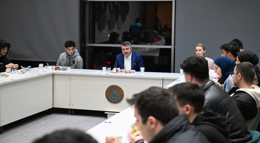Başkan Yılmaz sahurda gençleri ağırladı