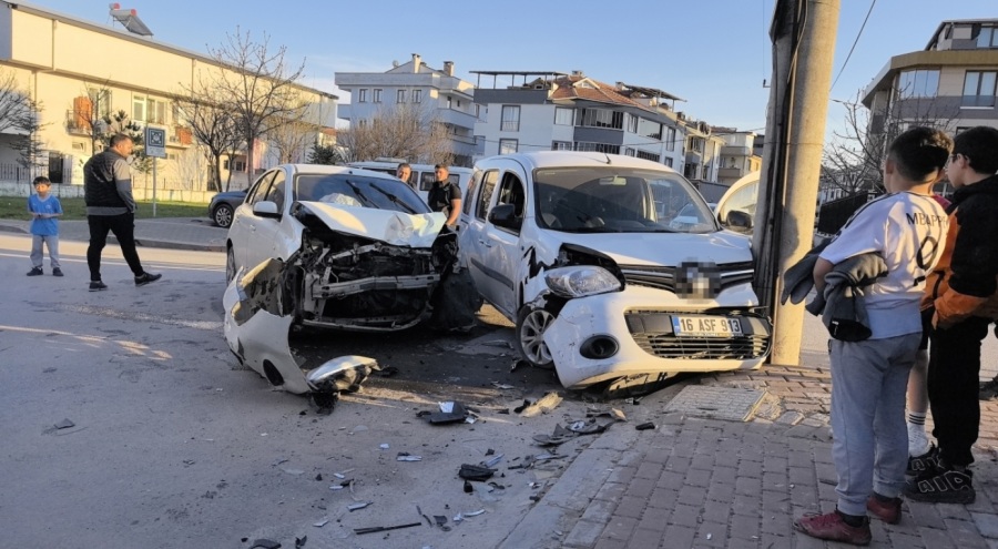 Bursa'da iki araç çarpıştı: 1 yaralı