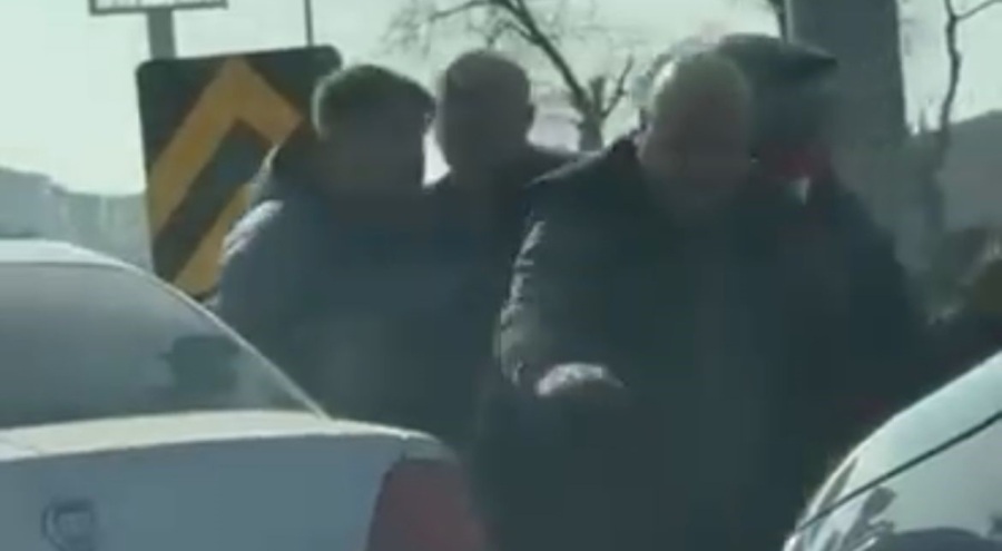 Bursa'da yol verme kavgasında yumruklar havada uçuştu