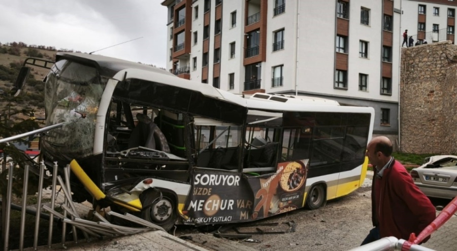 Özel halk otobüsü 10 metrelik istinat duvarından uçtu