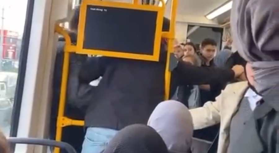 Bursa'da metroda tartıştığı kişiye tekme atıp küfür etti