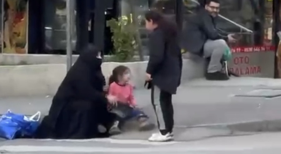 Bursa'da dilencilerin yer kavgası kamerada
