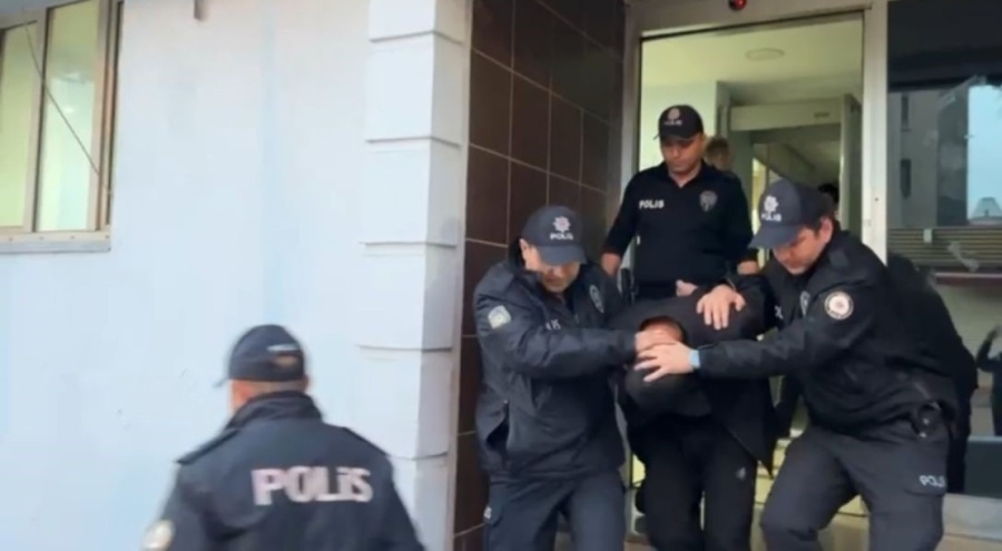 Bursa'da Polisin baskın düzenlediği evde silah, tarihi eser, uyuşturucu ele geçirildi