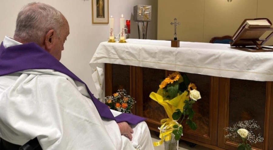 Papa'dan hastanede tedavi altına alınmasından bu yana ilk fotoğraf