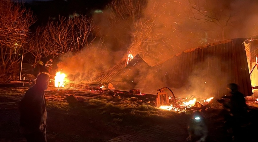 Bursa'da kereste imalathanesi alevlere teslim oldu