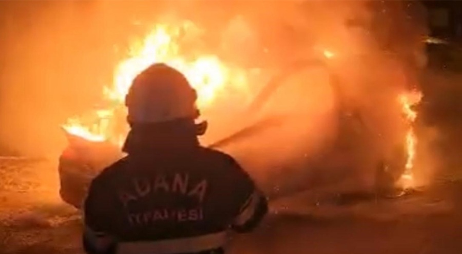 Annesinin arabasını yaktı