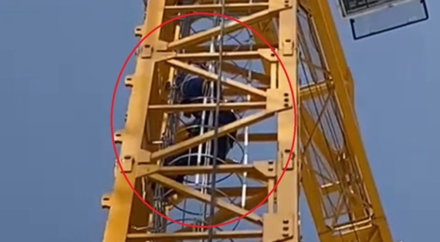 Bursa'da 50 metrelik kule vinçte hayat kurtaran operasyon