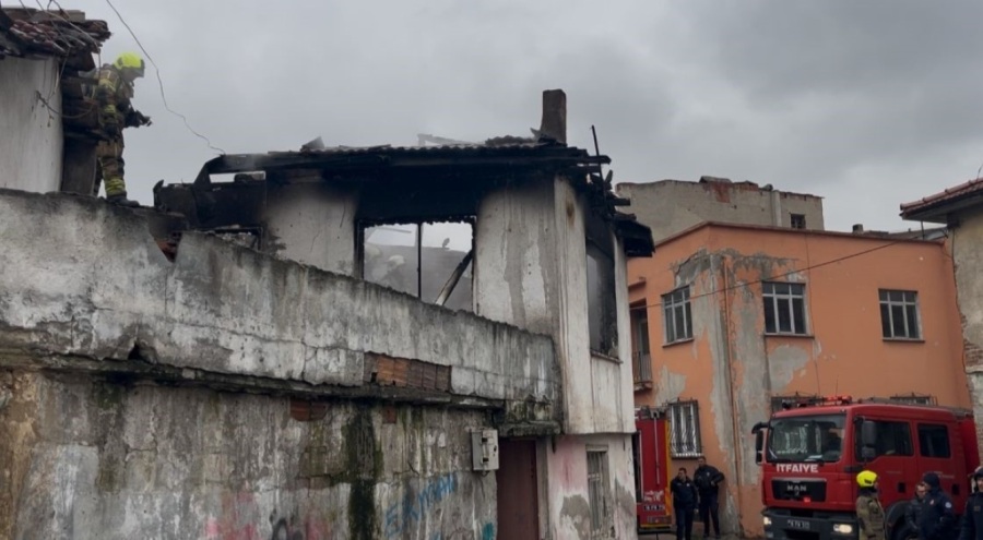 Bursa'da Metruk bina alevlere teslim oldu