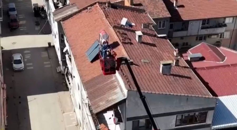Bursa'da vinci berbere çevirdi, metrelerce yüksekte müşterilerini tıraş etti