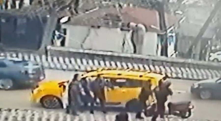 Bursa'da Taksiciyle, motosikletli kavgaya tutuştu, cadde ringe döndü