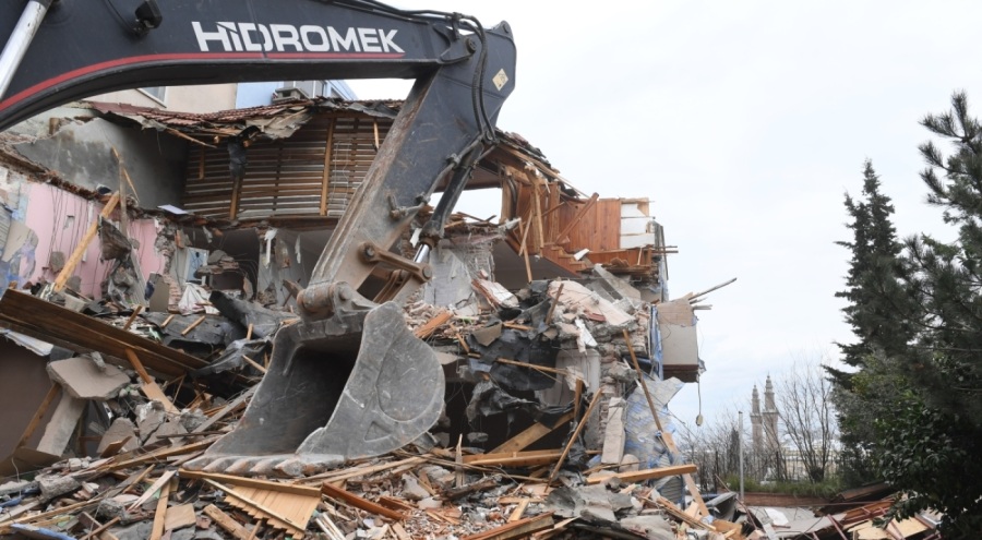 Tarihi surları tehdit eden riskli bina yıkıldı