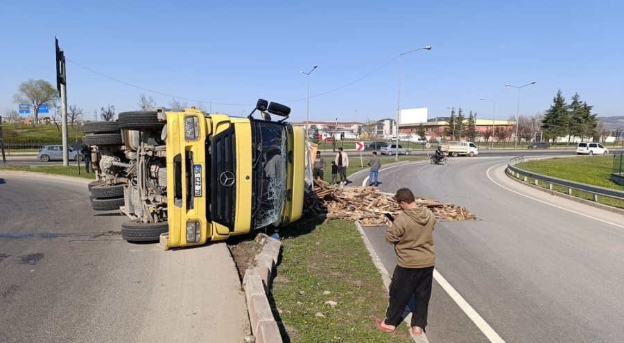 Bursa'da Kontrolden çıkan kamyon devrildi, sürücüsü yaralandı