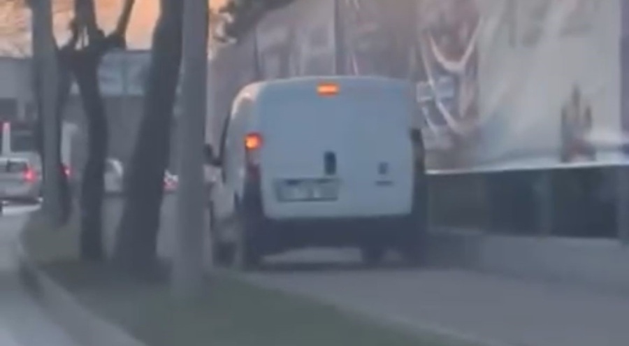 Bursa'da Trafikten kaçmak için kaldırımı kullandı