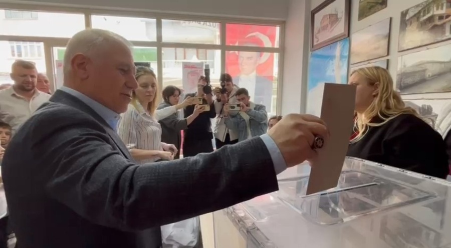 Bursa Büyükşehir Belediye Başkanı Bozbey oyunu kullandı