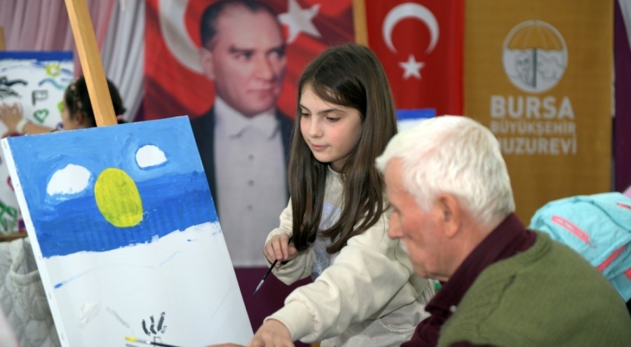 Minik öğrencilerden dedelere, ninelere resim dersi