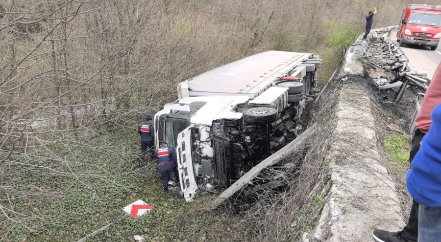 Bursa'da Kontrolden çıkan tır şarampole yuvarlandı: 1 yaralı