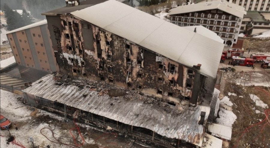 Uludağ'da yanan otelin, izni olmadığı halde sezon sonuna kadar açık kalması tepkiye sebep oldu