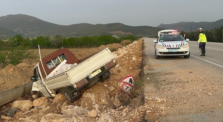 Bursa'da Kamyonet şarampole uçtu : 1 yaralı