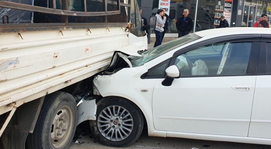 Bursa'da Otomobil kamyonete çarptı: 1 yaralı
