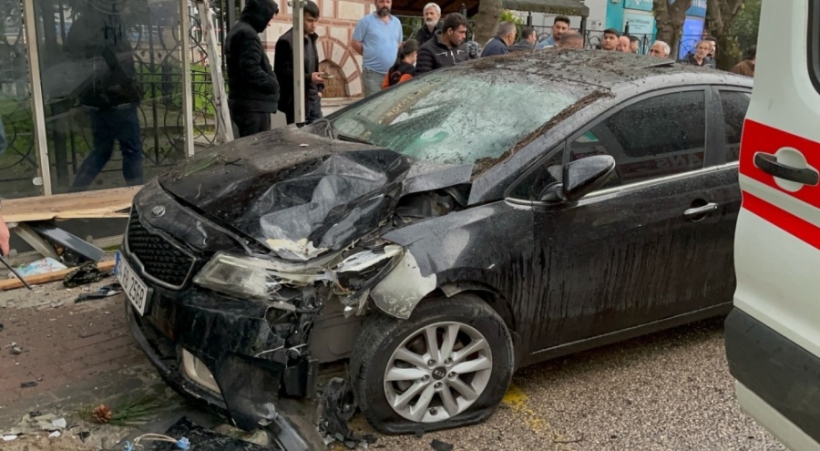 Bursa'da İftar saati otomobil otobüs durağına daldı: 2'si ağır 6 yaralı