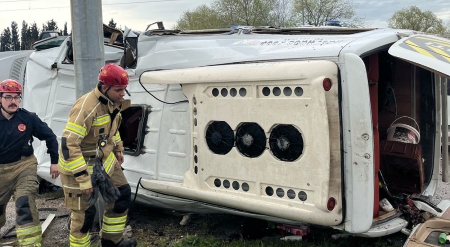 Bursa'da servis aracı bariyerlere çarptı: 6 yaralı