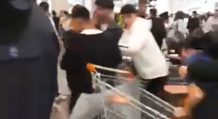 Bursa'da alışveriş Merkezi'nde müşterilerle çalışanlar arasında kavga çıktı