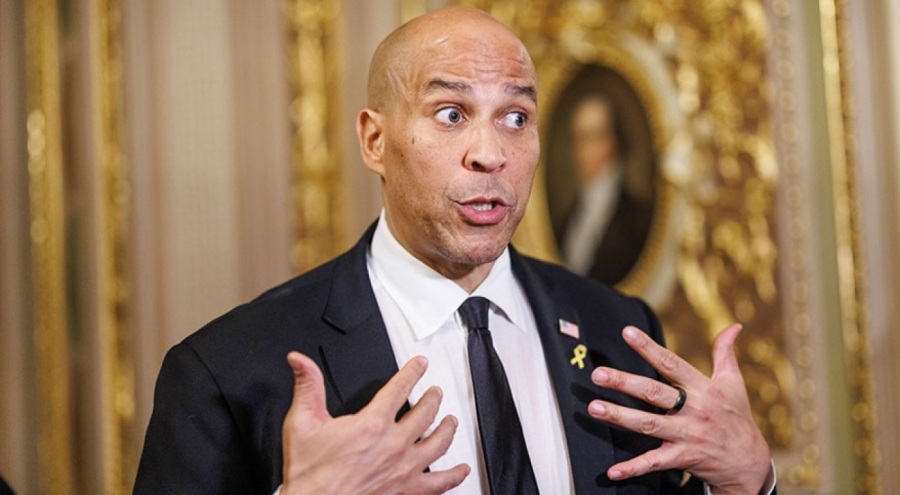 ABD'li senatör Trump'ı protesto için Senato'da 25 saat konuşarak rekor kırdı