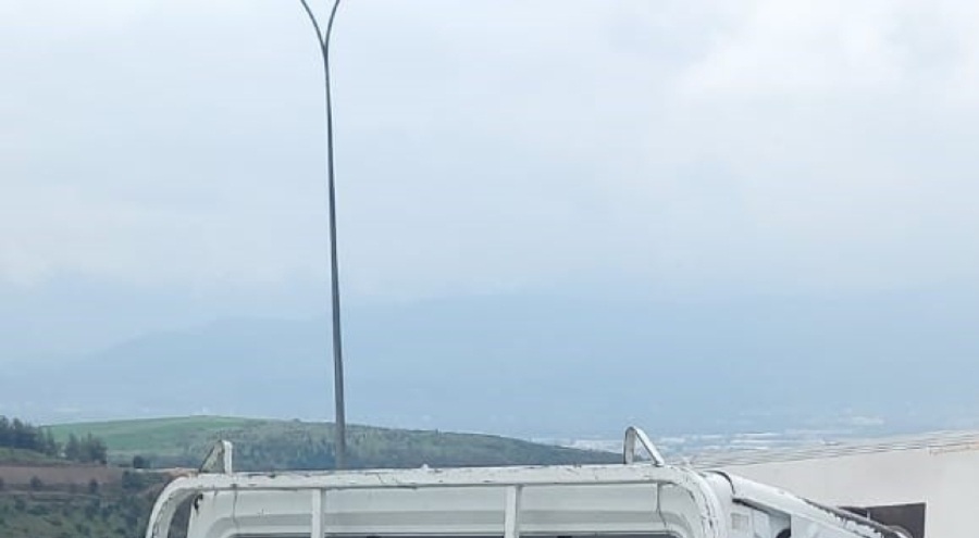 Kontrolden çıkan kamyonet direği devirdi