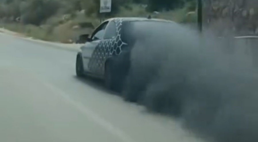 Bursa'da araçtan çıkan egzoz dumanı fabrikayı aratmadı