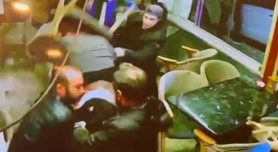 Pastanede küfürlü konuştuğu için uyarılan şahıslar, işletme sahibi ve arkadaşlarını darp etti