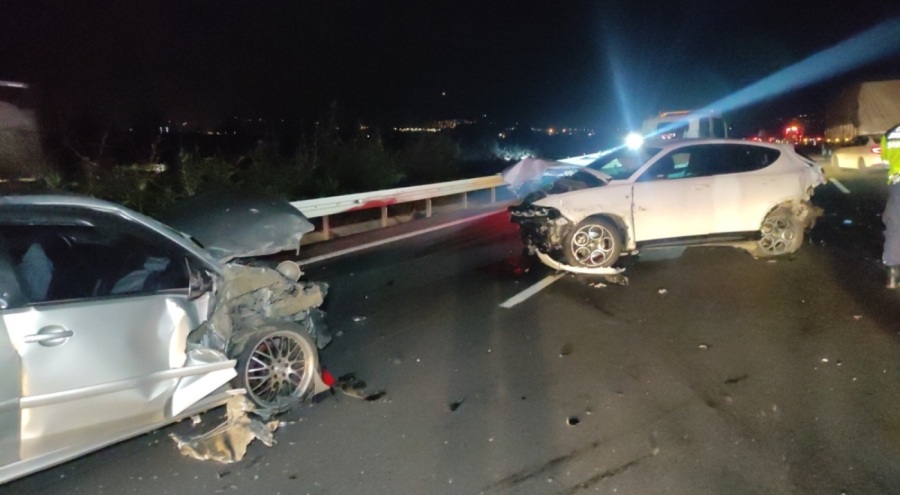 Otoyolda 4 araç çarpıştı: 1 ölü, 7 yaralı