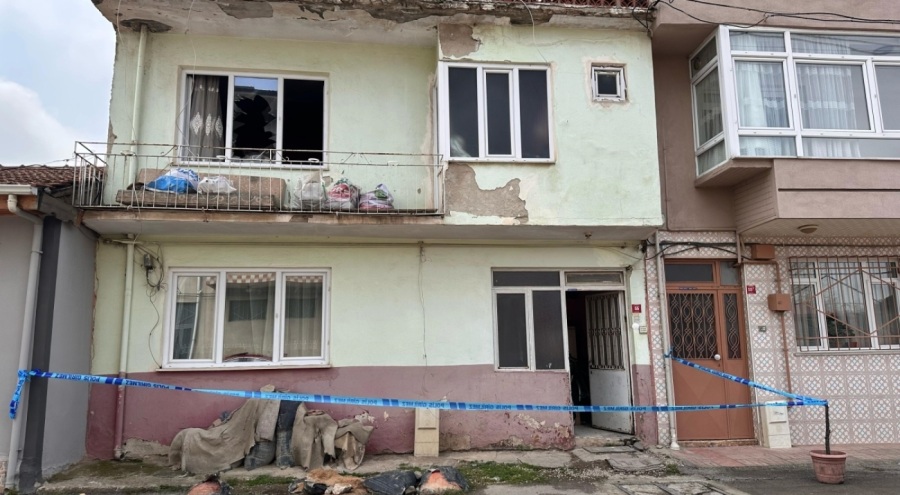 Ekmek almaya giderken ocakta bıraktığı yemek 2 evladından etti