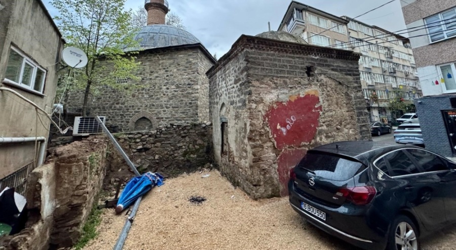 Şeker Hoca Camii ve türbesi çevre düzenlemesi bekliyor