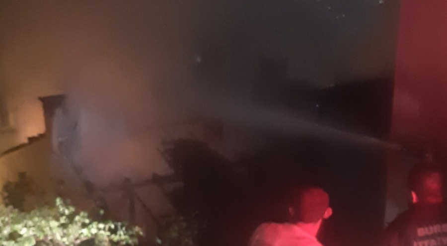 Bursa'da evin çatı katı alev alev yandı