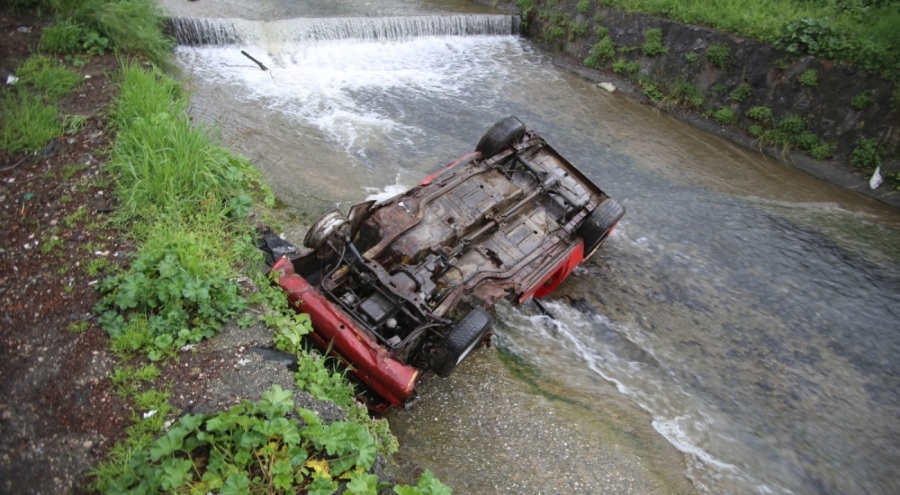 Bursa'da Uzun süredir park halindeki otomobili dereye attılar