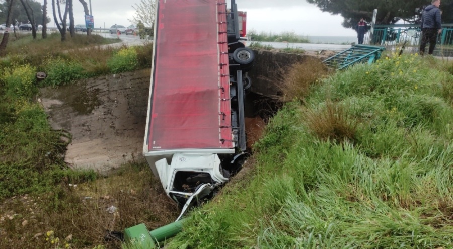 Virajı alamayan kamyon dereye uçtu