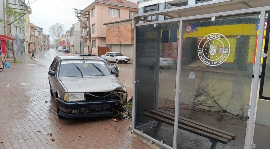 Bursa'da 'Dur' ihtarına uymayan ehliyetsiz sürücü durağa çarptı