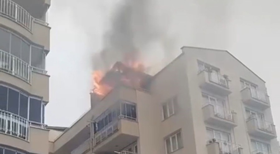 Bursa'da 5 katlı binanın çatısı alevlere teslim oldu