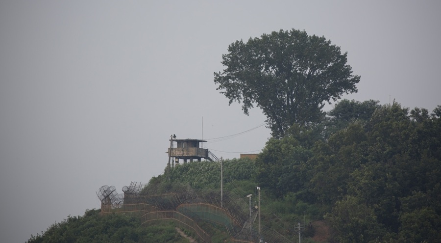 Güney Kore, sınırı geçen Kuzey Kore askerlerine uyarı ateşi açtı