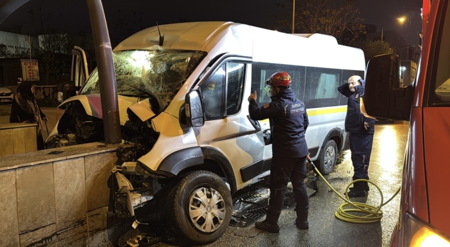Bursa'da servis aracı alt geçit duvarına çarptı: Sürücü yaralandı