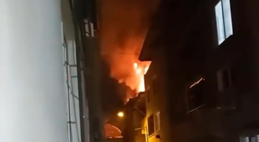 Bursa'da 3 Katlı Binada Korkutan Yangın: Vatandaşlar Sokağa Döküldü!